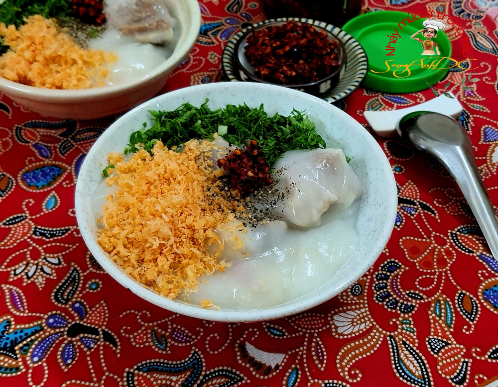 Tô cháo sánh mịn với thịt trai và ruốc tôm ngon lành, thêm ớt cay nồng càng tăng độ kích thích cho món ăn
